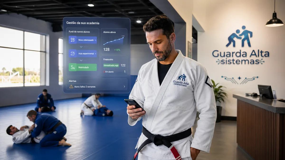 Professor observando o tatame cheio de alunos de jiu-jitsu enquanto organiza a gestão da academia de luta pelo celular.